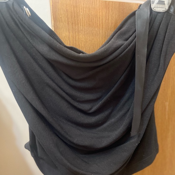 Black top with drape drop in the front - Picture 3 of 4